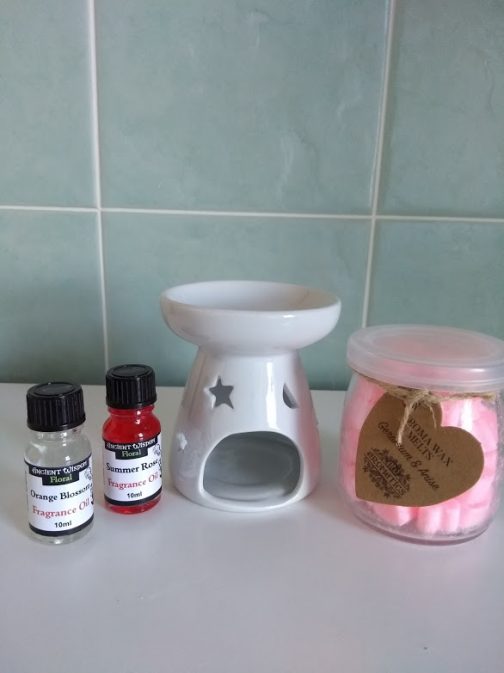 5 x 7 cm Tealight Oil Burner gift Set - 2 Fragrance oils & 60 Wax melts - Image 2