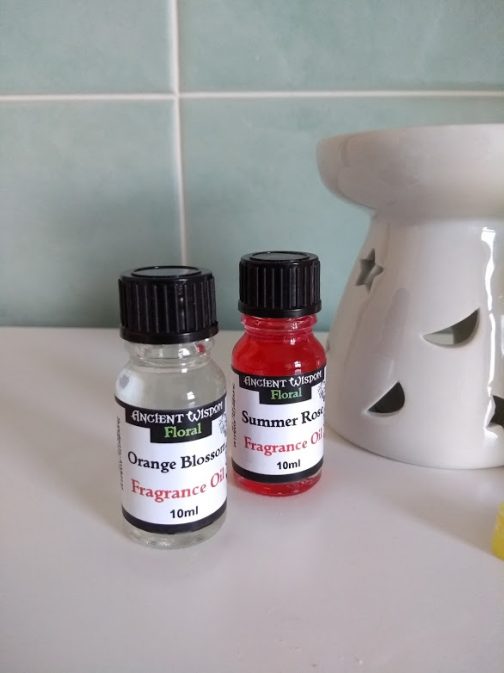 5 x 7 cm Tealight Oil Burner gift Set - 2 Fragrance oils & 60 Wax melts - Image 4