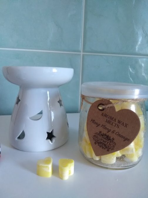 5 x 7 cm Tealight Oil Burner gift Set - 2 Fragrance oils & 60 Wax melts - Image 3