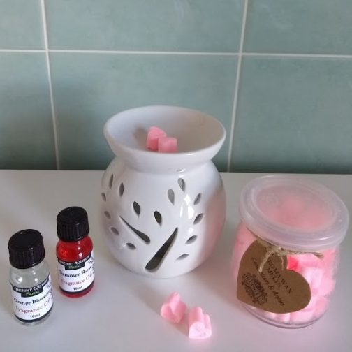 10 x 5 cm Tealight Oil Burner gift Set - 2 Fragrance oils & 60 Wax melts - Image 3