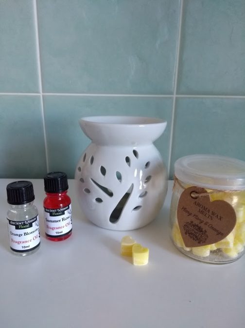 10 x 5 cm Tealight Oil Burner gift Set - 2 Fragrance oils & 60 Wax melts