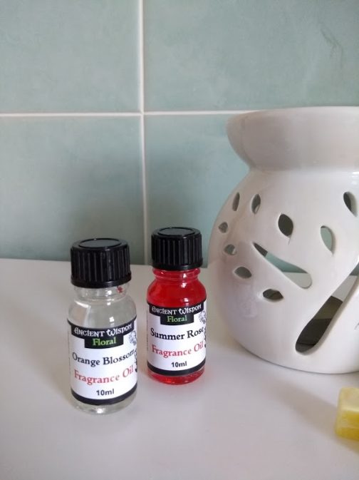 10 x 5 cm Tealight Oil Burner gift Set - 2 Fragrance oils & 60 Wax melts - Image 2